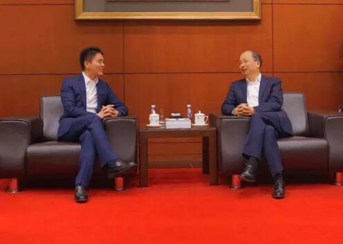 中國工商銀行董事長易會(huì)滿和京東集團(tuán)董事局主席兼首席執(zhí)行官劉強(qiáng)東見證了雙方合作協(xié)議的簽署。 