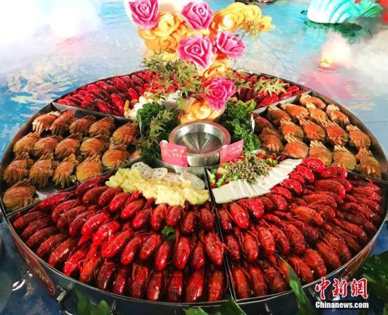 小龍蝦橫行德國(guó)柏林 政府鼓勵(lì)吃貨們大快朵頤！