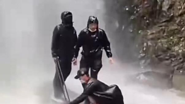 暴雨天打卡瀑布出什么片？ 警示教育片！