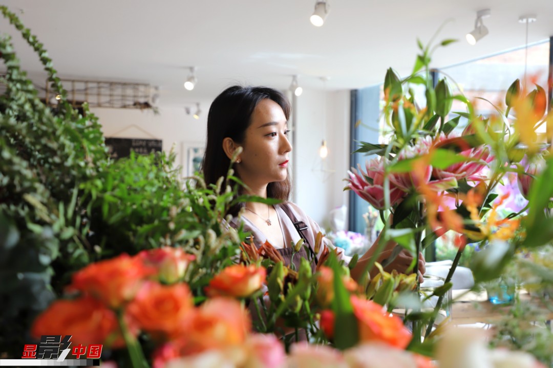 每天和花打交道是一個幸福的職業(yè)，但同時也充滿壓力和挑戰(zhàn)，“花在呈現(xiàn)給客人的那一瞬間是美好的，但前面的每一個步驟都是很辛苦的?！蓖趵桄抡f，花藝是最原始的手工藝產(chǎn)品，沒有辦法機械化、流程化和規(guī)模化，必須要用雙手一點點地賦予其生命和美感。圖為王黎媛在挑選制作花束的鮮花。新華網(wǎng) 周亞平/攝 念新洪/文