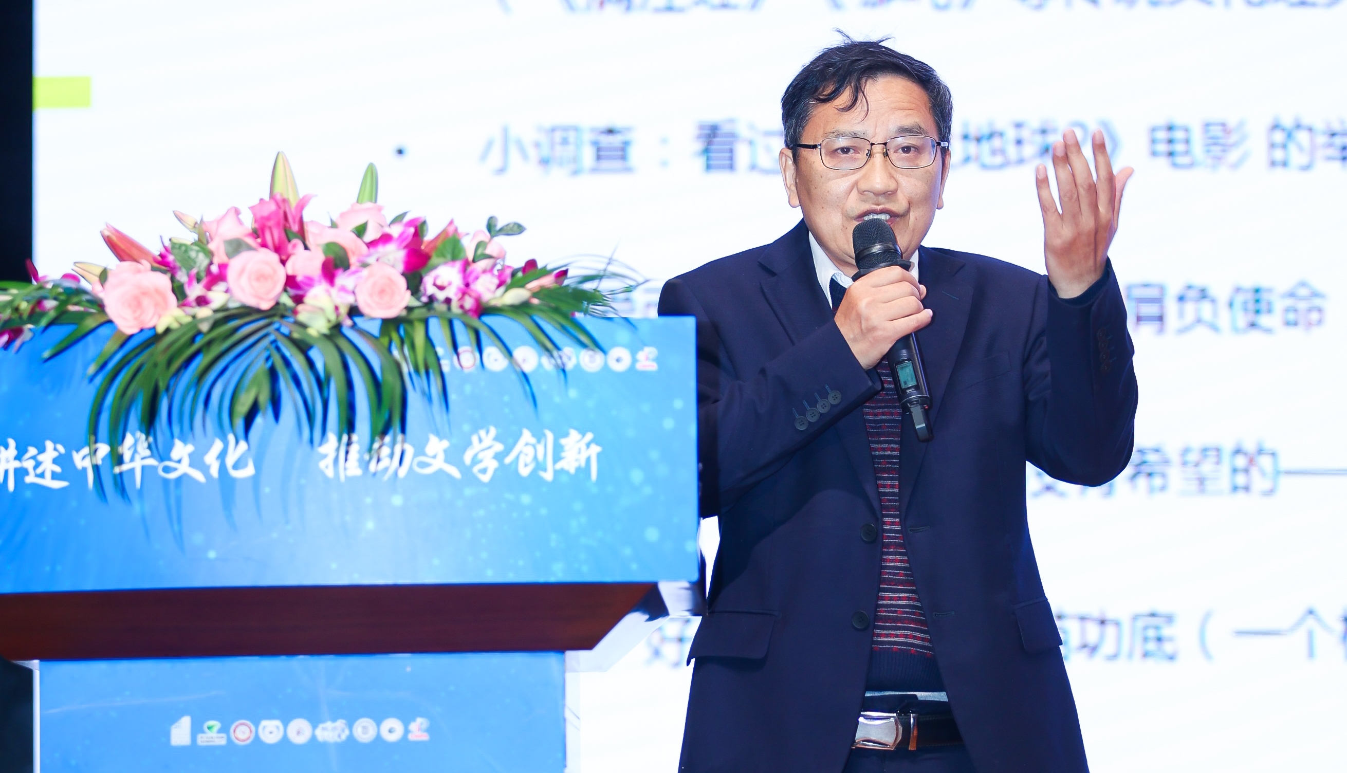 活動現(xiàn)場，“全國文學(xué)盛典名師大講堂”主講嘉賓謝晨為大家?guī)碇黝}講座